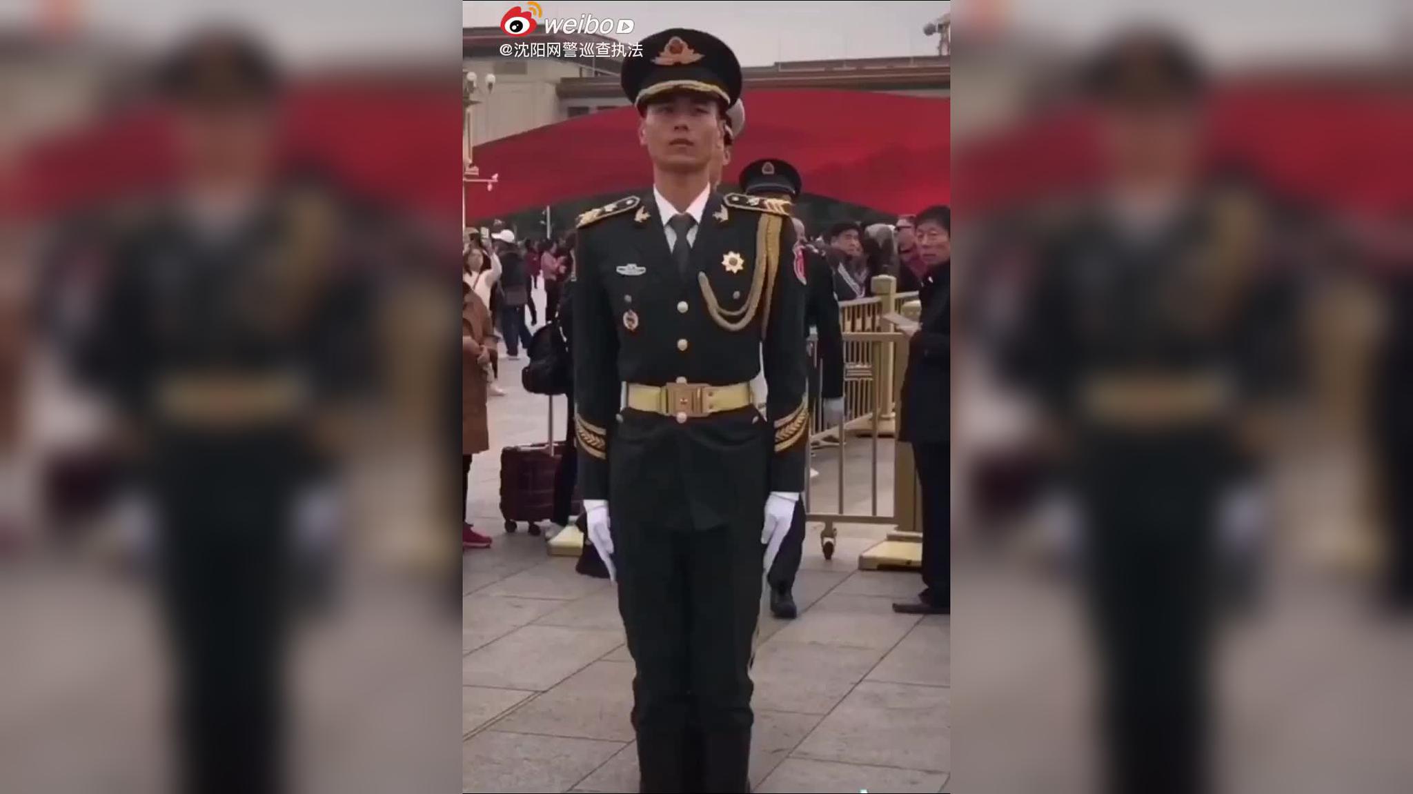 半岛体育官方下载-群众驻足观摩射击比赛，赞叹连连的简单介绍