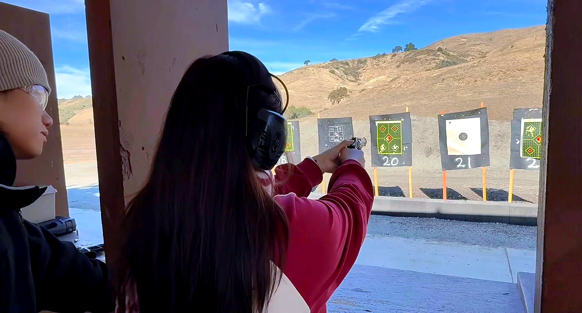 群众驻足观摩射击比赛，赞叹连连的简单介绍